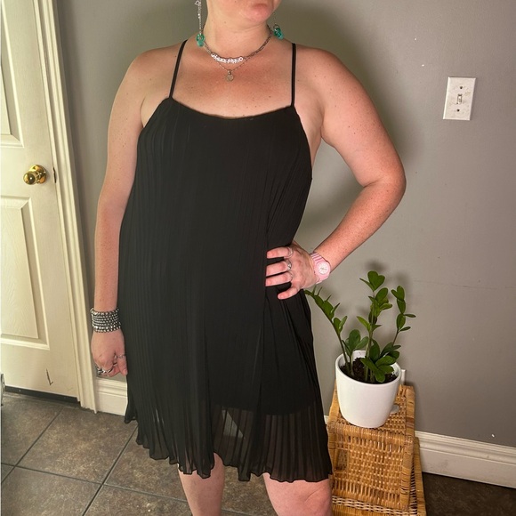 Pleated little black dress - Picture 3 of 3
